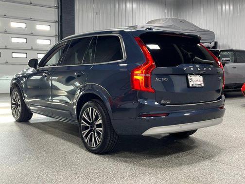 2022 Volvo XC90 T6 Momentum