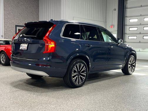 2022 Volvo XC90 T6 Momentum