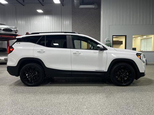 Summit White 2022 GMC Terrain SLE