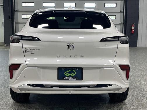 White Frost Tricoat 2025 Buick Envista Avenir FWD