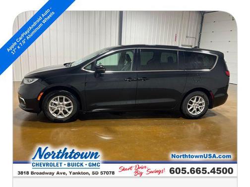 Brilliant Black Crystal Pearlcoat 2023 Chrysler Pacifica Touring L