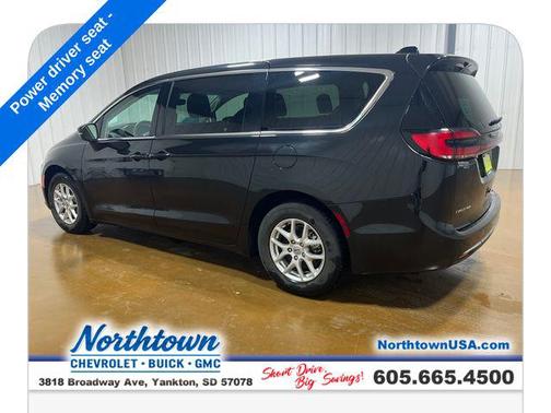 Brilliant Black Crystal Pearlcoat 2023 Chrysler Pacifica Touring L