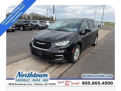 Brilliant Black Crystal Pearlcoat 2023 Chrysler Pacifica Touring L