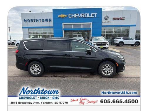 Brilliant Black Crystal Pearlcoat 2023 Chrysler Pacifica Touring L