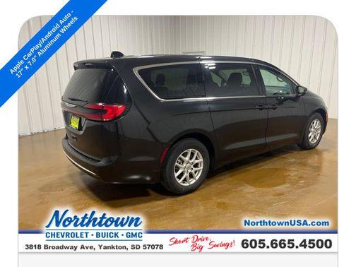 Brilliant Black Crystal Pearlcoat 2023 Chrysler Pacifica Touring L