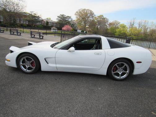WHITE 1998 Chevrolet Corvette Base
