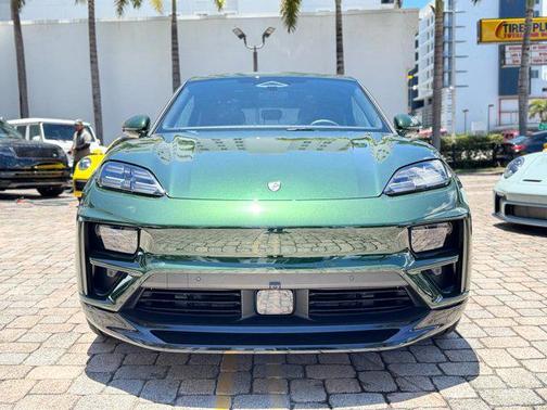 2025 Porsche Macan Turbo