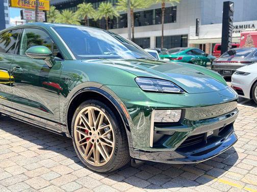 2025 Porsche Macan Turbo