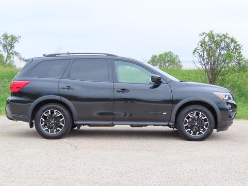 Magnetic Black Pearl 2020 Nissan Pathfinder SV 4WD