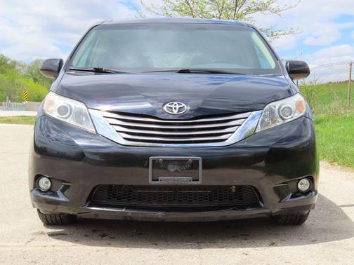 Midnight Black Metallic 2016 Toyota Sienna XLE