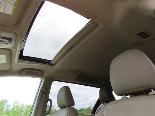 Midnight Black Metallic 2016 Toyota Sienna XLE