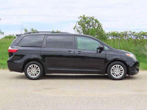 Midnight Black Metallic 2016 Toyota Sienna XLE