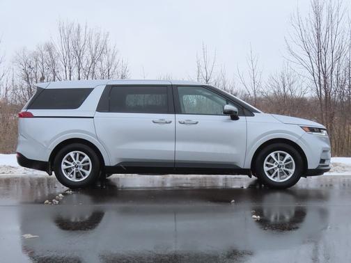 2023 Kia Carnival LX