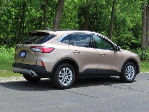 Desert Gold Metallic 2021 Ford Escape SE