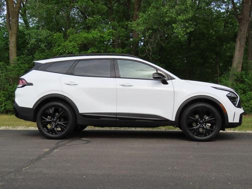 Glacial White Pearl 2025 Kia Sportage X-Line