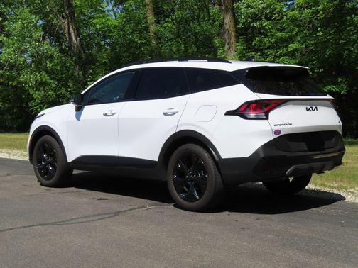 Glacial White Pearl 2025 Kia Sportage X-Line