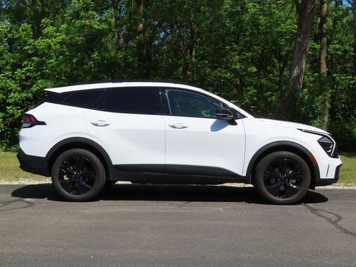 Glacial White Pearl 2025 Kia Sportage X-Line