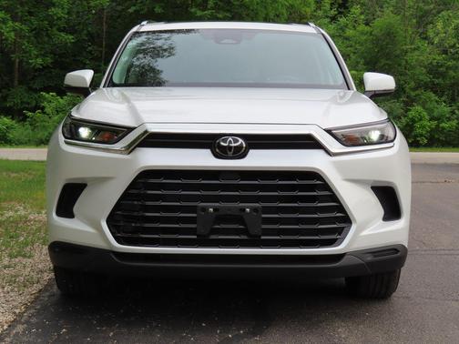 Pearl 2024 Toyota Grand Highlander XLE