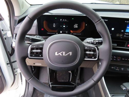 Snow White Pearl 2026 Kia Carnival LXS