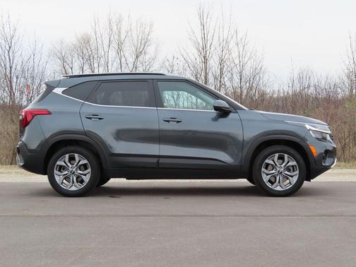 Gravity Gray 2024 Kia Seltos S