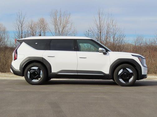 Glacial White Pearl 2026 Kia EV9 Wind