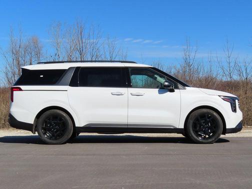 Snow White Pearl 2026 Kia Carnival SX