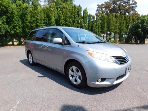2011 Toyota Sienna LE