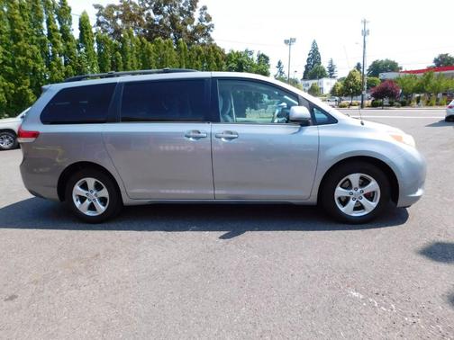 2011 Toyota Sienna LE