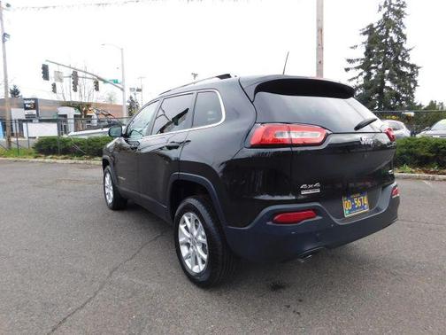 Brilliant Black Crystal Pearlcoat 2016 Jeep Cherokee Latitude