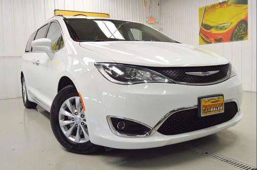 Granite Crystal Metallic Clearcoat 2019 Chrysler Pacifica Touring L