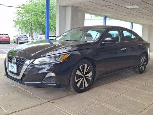 Black 2022 Nissan Altima 2.5 SV