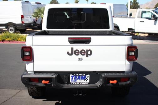 Bright White Clearcoat 2025 Jeep Gladiator MOJAVE