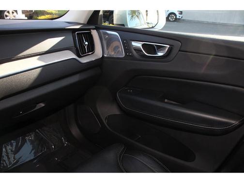 2018 Volvo XC60 T8 INSCRIPTION