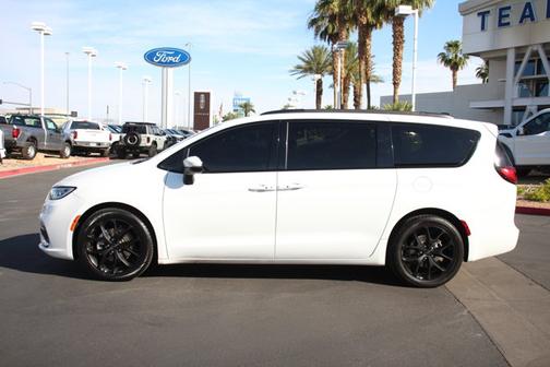 Bright White Clearcoat 2023 Chrysler Pacifica TOURING L