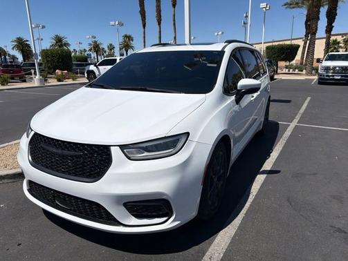 Bright White Clearcoat 2023 Chrysler Pacifica TOURING L