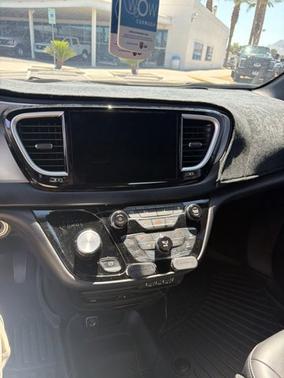 Bright White Clearcoat 2023 Chrysler Pacifica TOURING L