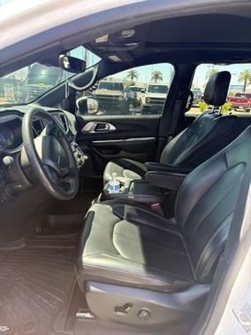 Bright White Clearcoat 2023 Chrysler Pacifica TOURING L