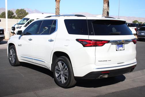 Iridescent Pearl Tricoat 2023 Chevrolet Traverse HIGH COUNTRY