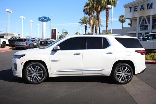 Iridescent Pearl Tricoat 2023 Chevrolet Traverse HIGH COUNTRY