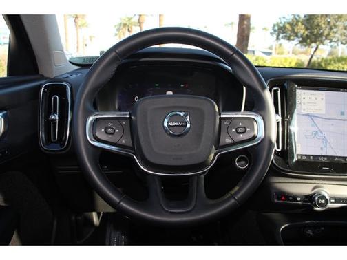 2023 Volvo XC40 B5 PLUS DARK THEME