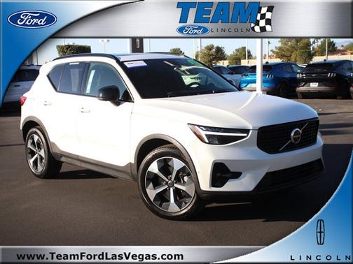 2023 Volvo XC40 B5 PLUS DARK THEME