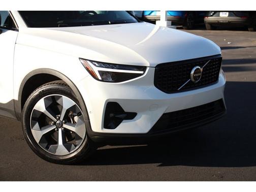 2023 Volvo XC40 B5 PLUS DARK THEME