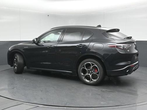 Vulcano Black Metallic 2025 Alfa Romeo Stelvio Base