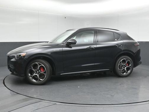 Vulcano Black Metallic 2025 Alfa Romeo Stelvio Base