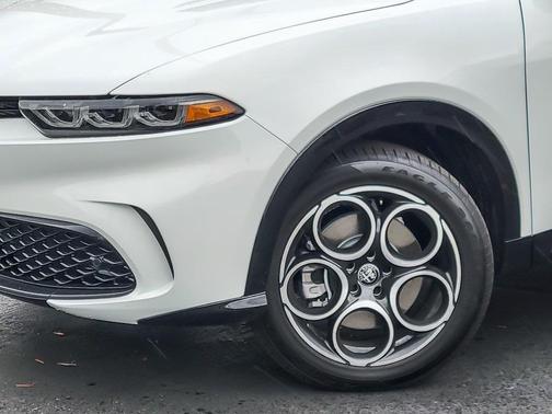 2025 Alfa Romeo Tonale Base