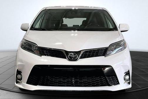Super White 2020 Toyota Sienna SE