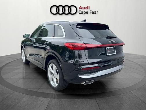 Mythos Black Metallic 2026 Audi Q5 PLUS