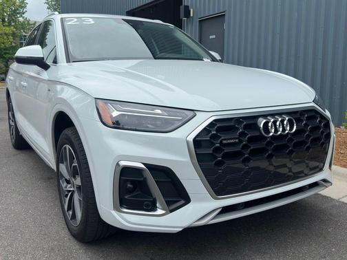 Glacier White Metallic 2023 Audi Q5 45 S line quattro Premium