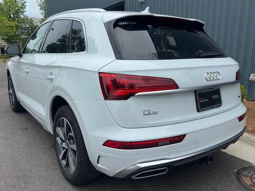 Glacier White Metallic 2023 Audi Q5 45 S line quattro Premium
