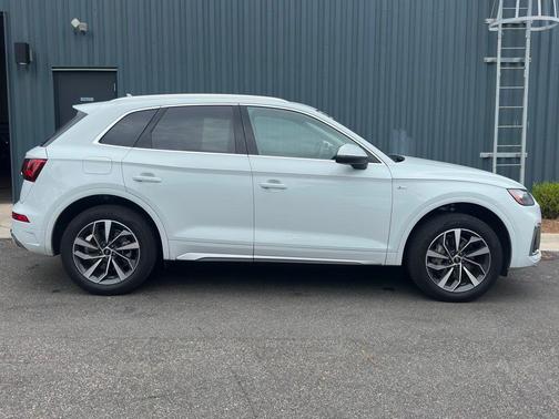 Glacier White Metallic 2023 Audi Q5 45 S line quattro Premium